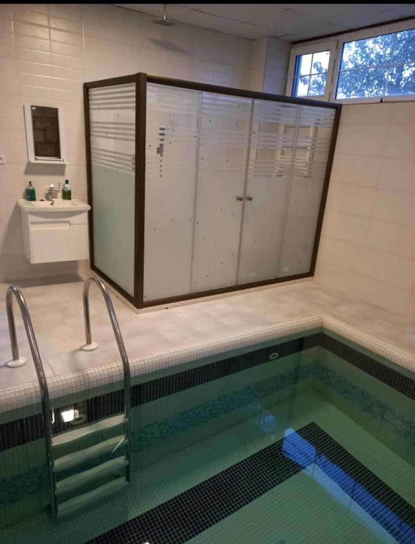 ساخت اجرا و نصب بالکن شیشه ای و تاشو و اسلایدینگ مکث در شیراز