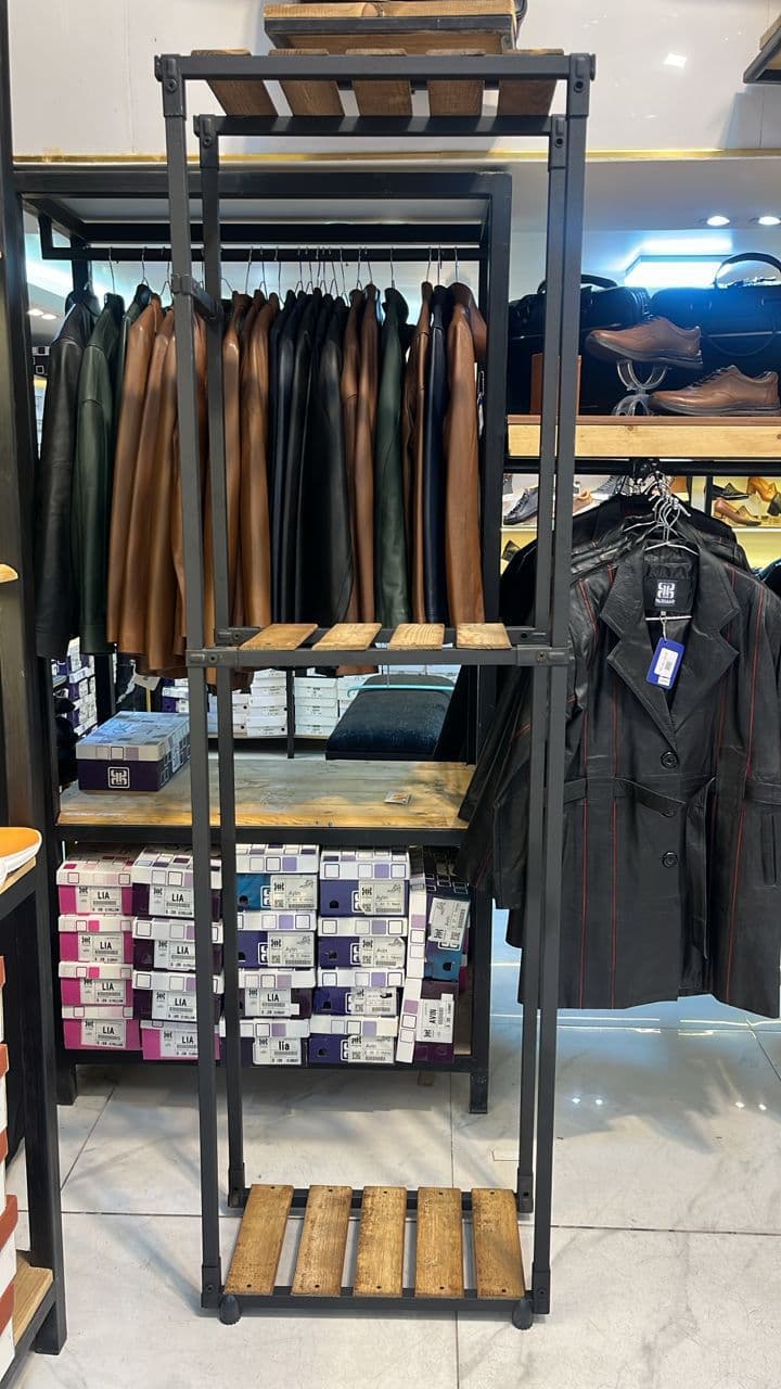 پخش و فروش رگال مانکن و چوب لباسی و تجهیزات فروشگاهی علیزاده در تبریز