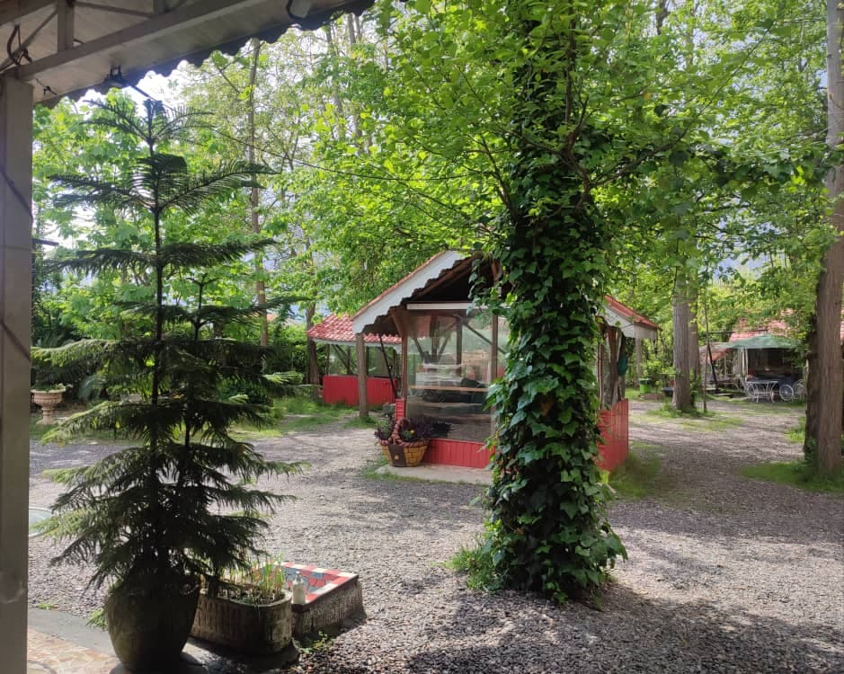 باغ رستوران احسان به مدیریت احمد گرامی در جاده آستانه به رشت