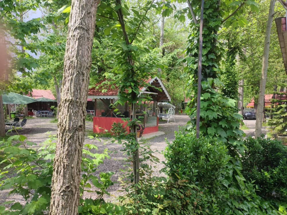 باغ رستوران احسان به مدیریت احمد گرامی در جاده آستانه به رشت