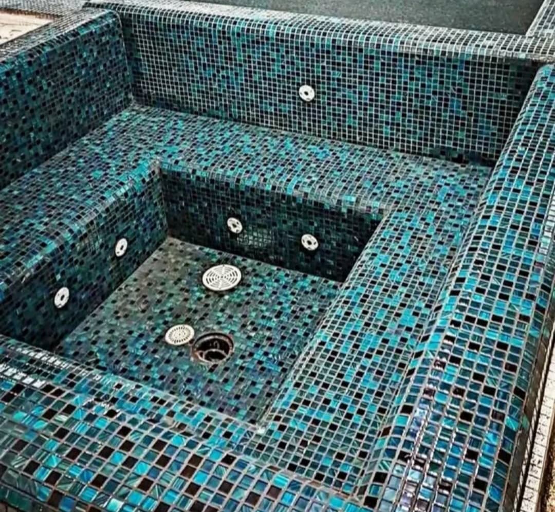 اجرای کاشی و سرامیک استخر برجی در مشهد