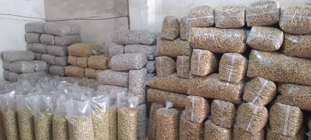 تولید و فروش عمده بادام زمینی و تخمه کارگاه بابامیری در بوکان