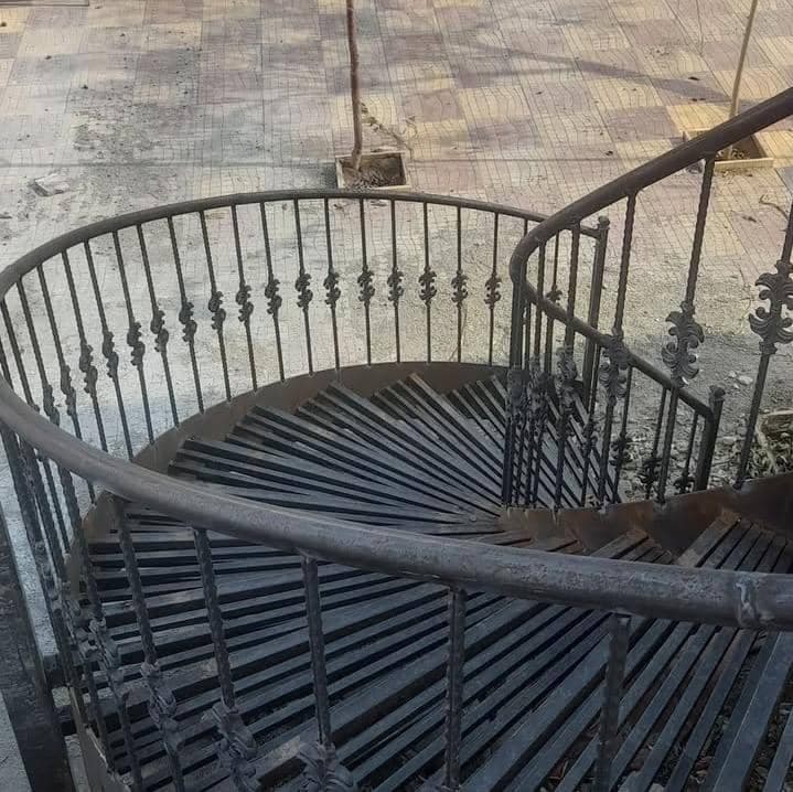 طراحی و اجرا تخصصی پله گردون غفاری در بروجرد