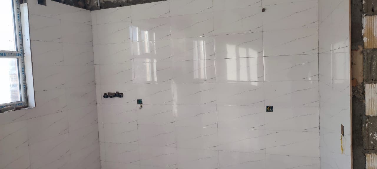 اجرای سنگ و سرامیک ساختمان کاسیت در کرمانشاه