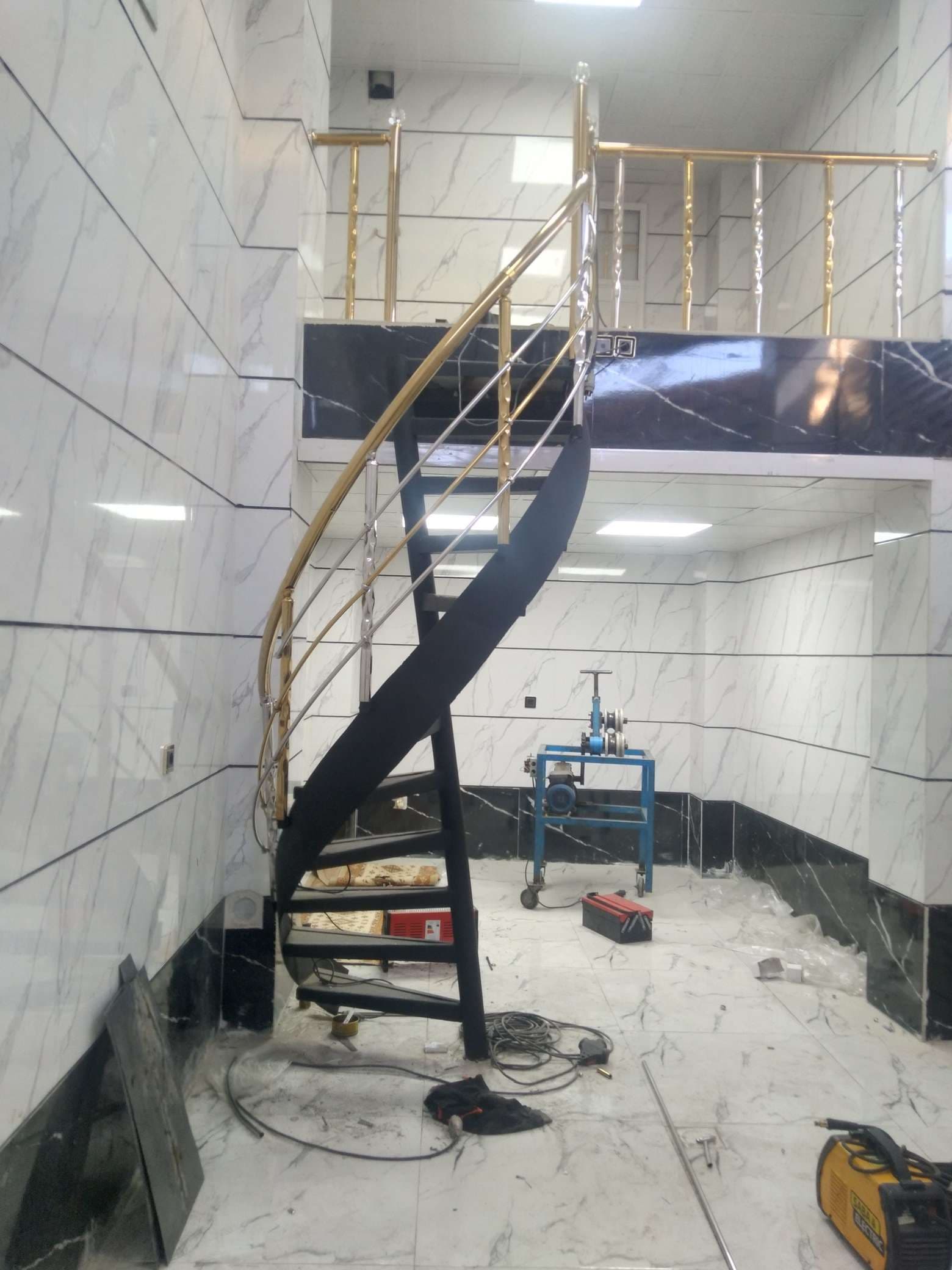 طراحی و اجرای انواع پله پیچ فلزی و استیل قنبرزاده در قزوین