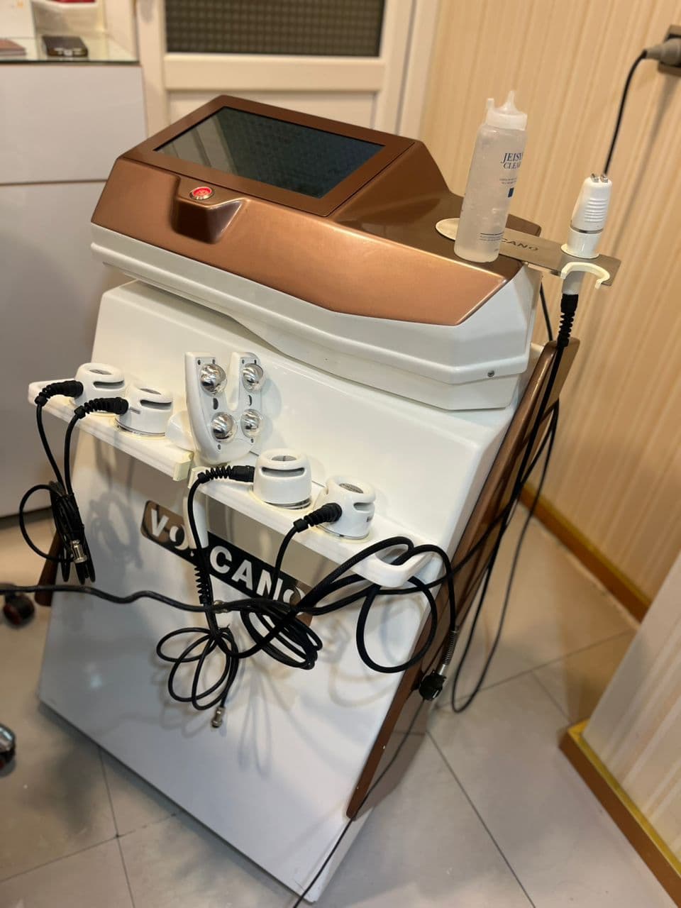 مرکز تخصصی لاغری موضعی دکتر لیلا صلاحی در همدان