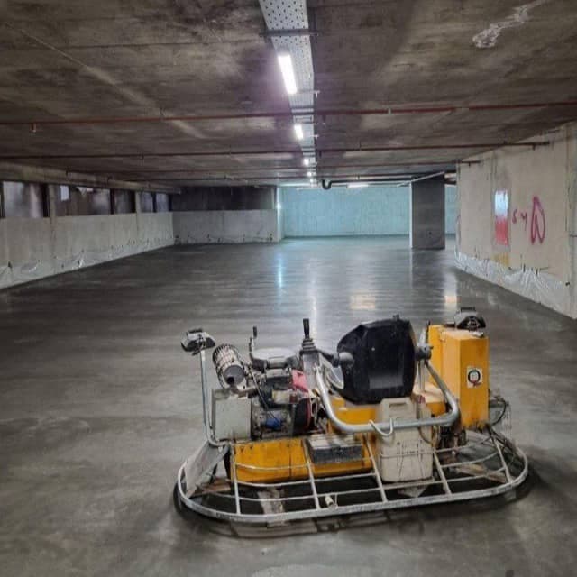 اجرای کف سازی بتن صنعتی با ماله پروانهی مختارزاده در قزوین