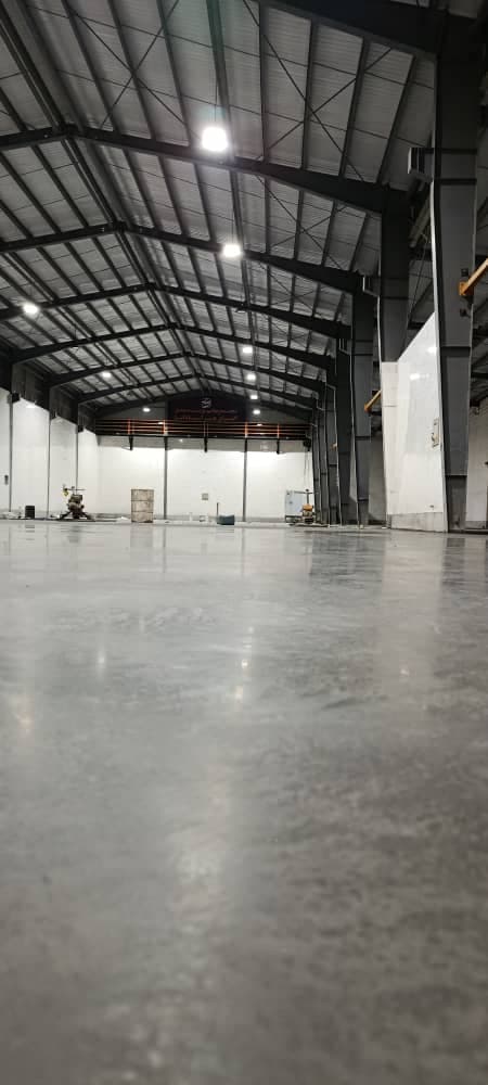 اجرای کف سازی بتن صنعتی با ماله پروانهی مختارزاده در قزوین