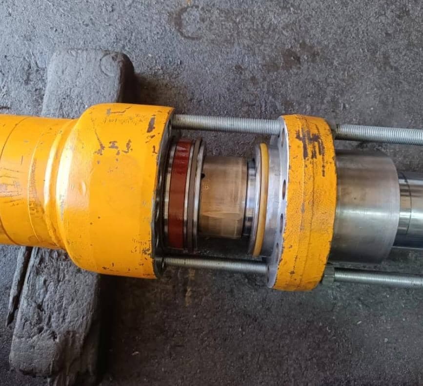 تعمیرات بیل مکانیکی و لودر کرمان هیدرولیک اقبالی در کرمان