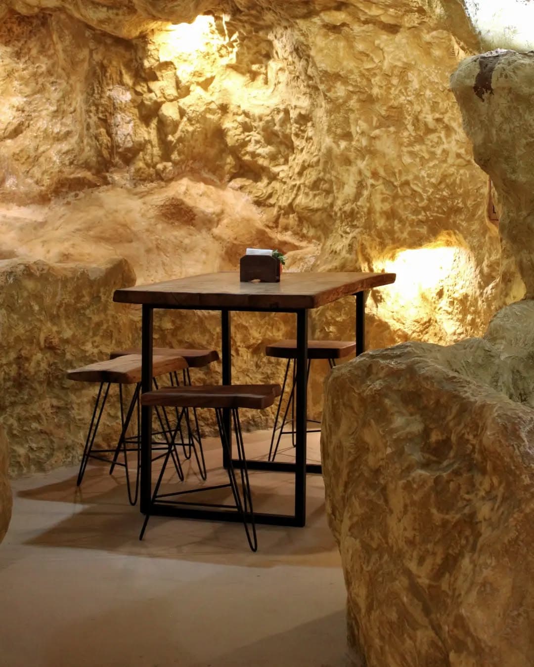 کافه رستوران فرنگی غارسنگی در باغ دریاچه اصفهان