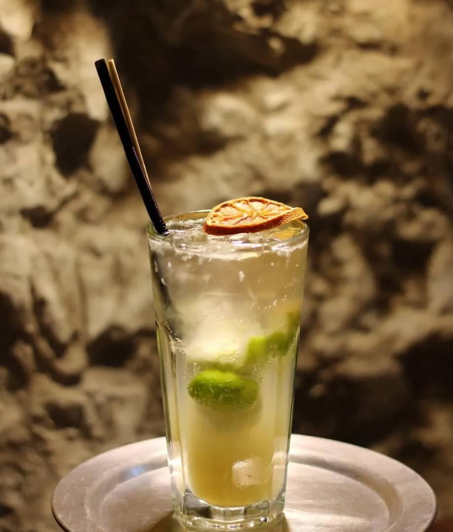 کافه رستوران فرنگی غارسنگی در باغ دریاچه اصفهان