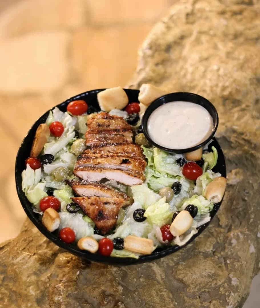 کافه رستوران فرنگی غارسنگی در باغ دریاچه اصفهان