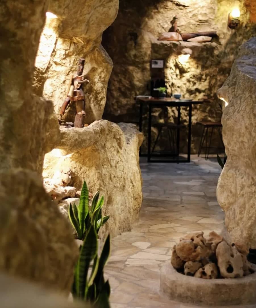 کافه رستوران فرنگی غارسنگی در باغ دریاچه اصفهان