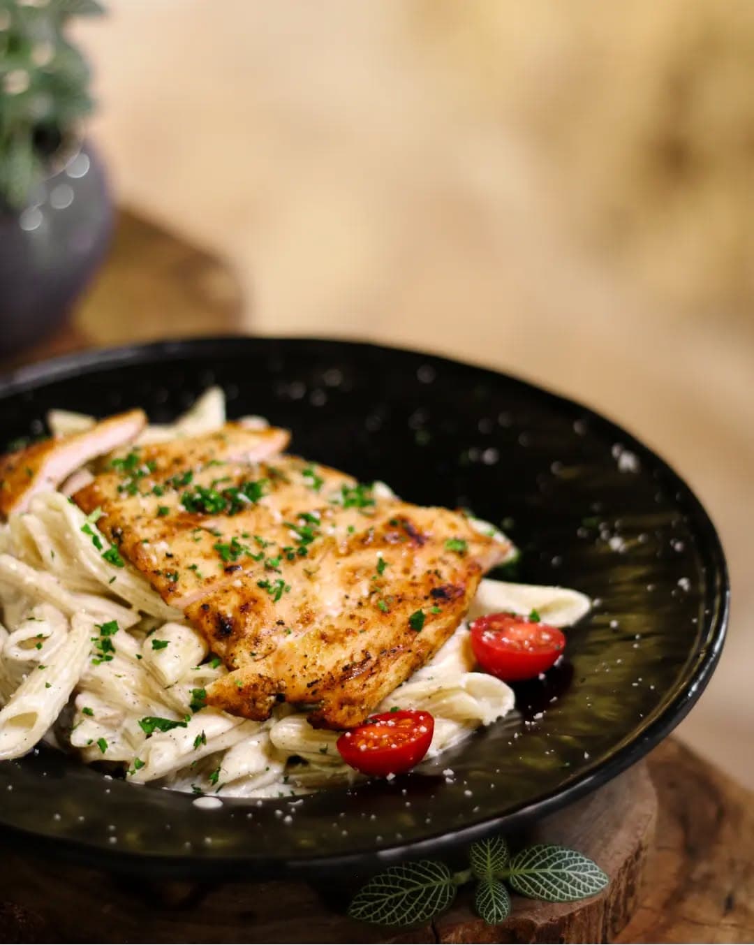 کافه رستوران فرنگی غارسنگی در باغ دریاچه اصفهان