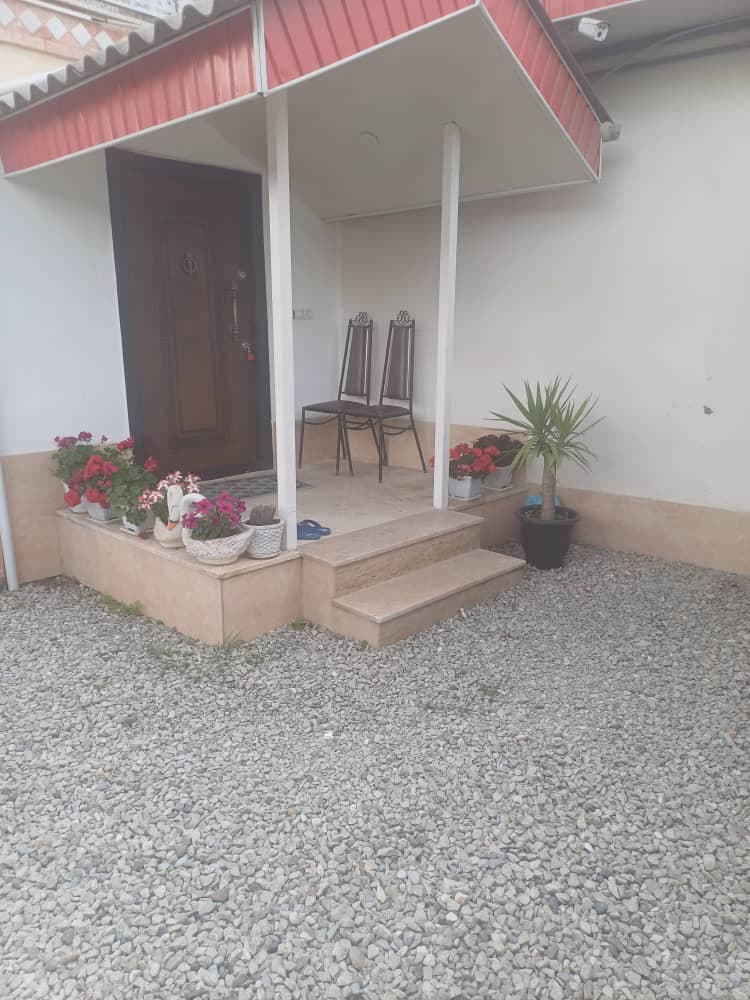 اجاره ویلا باغ استخردار دوخوابه آقای عشورنژاد در میدان شهید رجایی رامسر