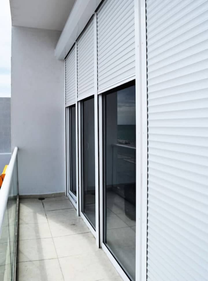 درب شیشه ای و کرکره برقی آذین جام در ارومیه