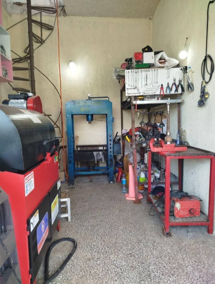 تعمیرگاه پلوس سپاهان در لاهیجان