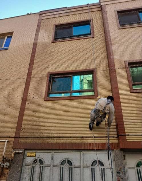 نصب شیشه و آبندی شیشه ها و نما با طناب راپل بیگی در اصفهان