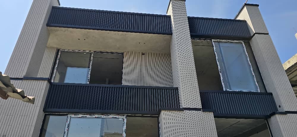 تولید و اجرا نما رومی دمپا فلاشینگ ساختمان پوریا در چالوس