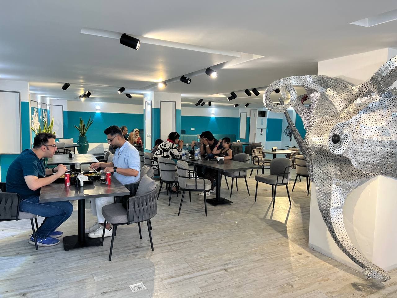 رستوران دریایی سلام ماهی Hi fish در خواجه عطا بندرعباس