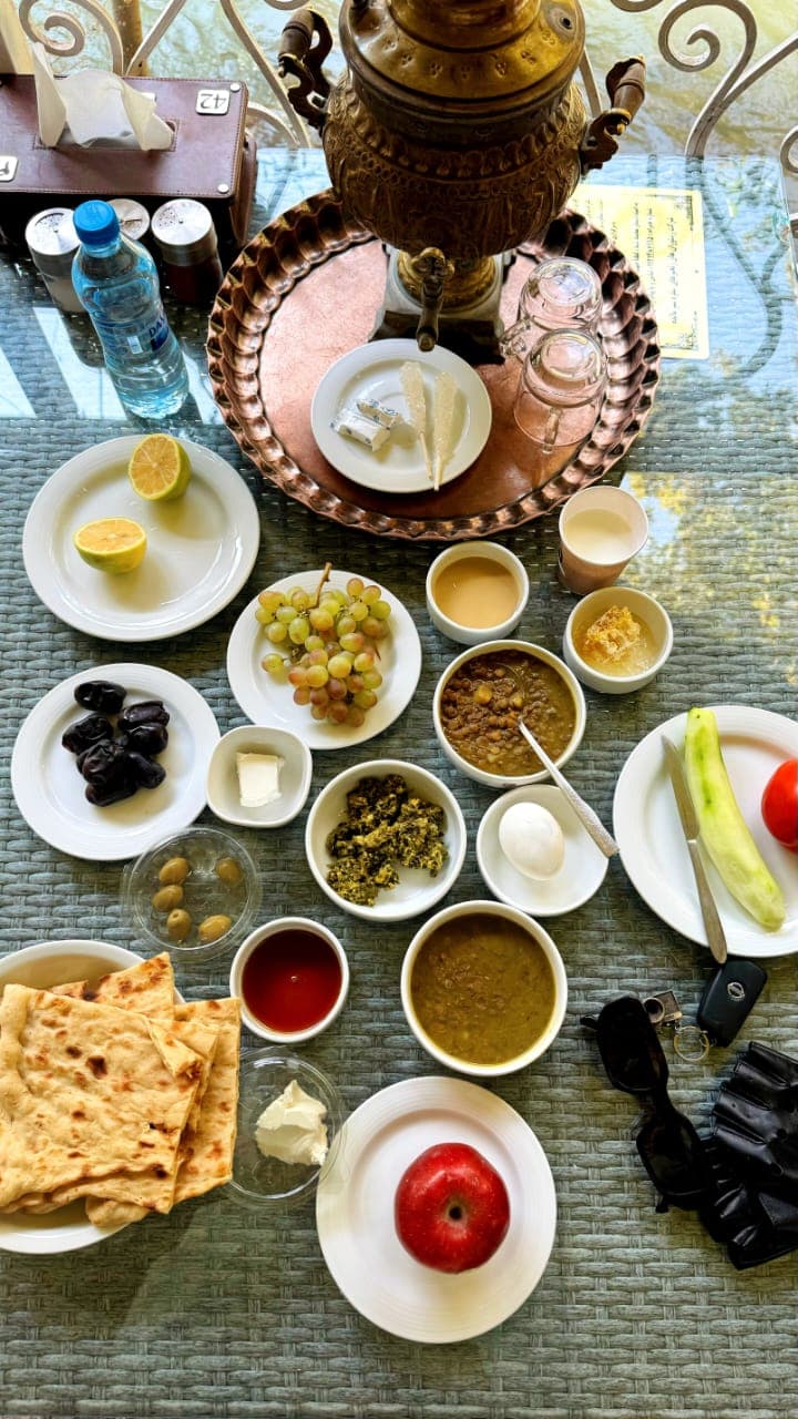 صبحانه سلف سرویس باغ پدری در کرج