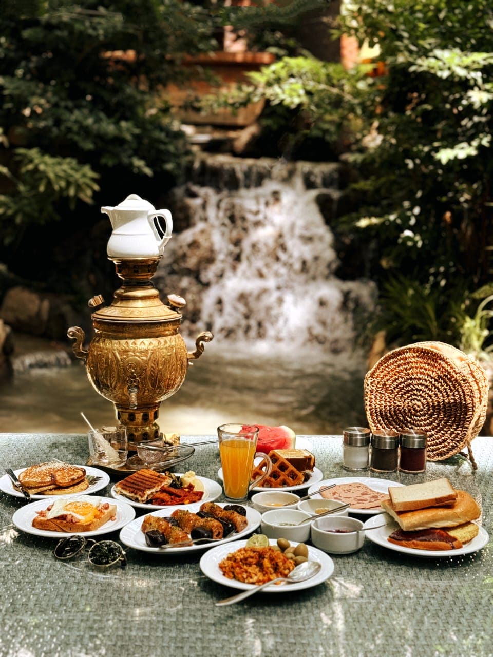 صبحانه سلف سرویس باغ پدری در کرج