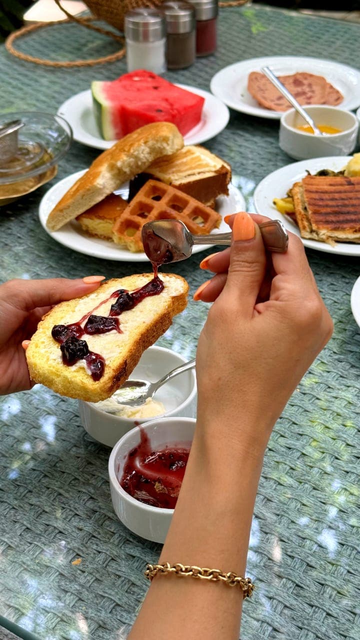 صبحانه سلف سرویس باغ پدری در کرج