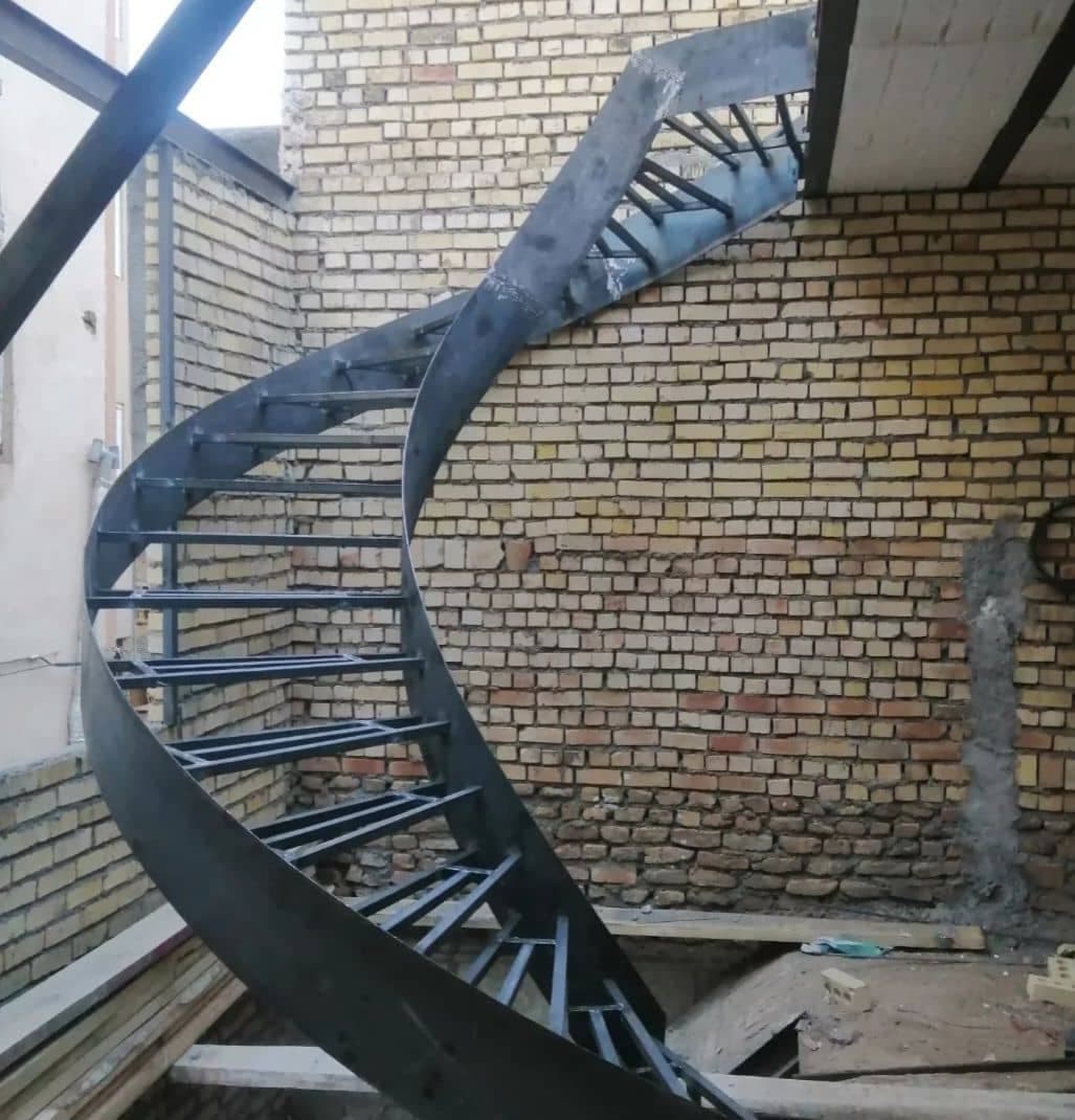 اجرای پله گرد دوبلکسی آهنی رضایی در مشهد