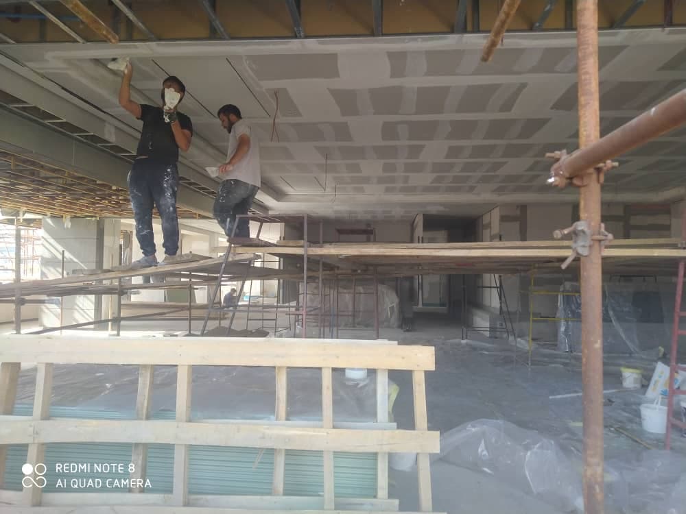 اجرای تخصصی نقاشی و بتونه ساختمان مدرن سرباز در تهران