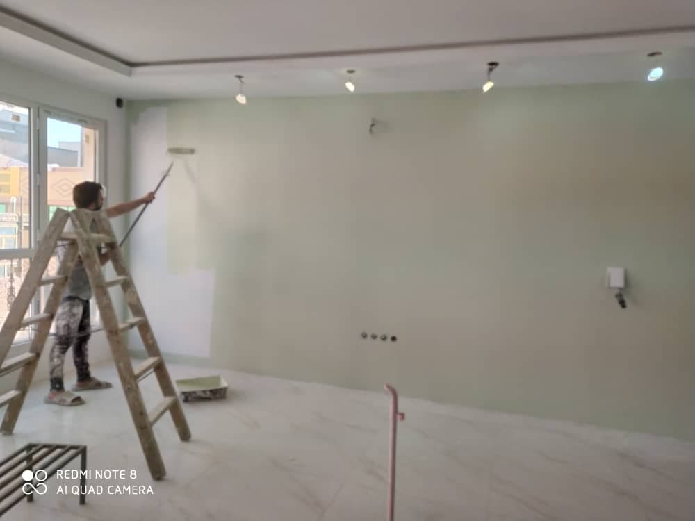 اجرای تخصصی نقاشی و بتونه ساختمان مدرن سرباز در تهران