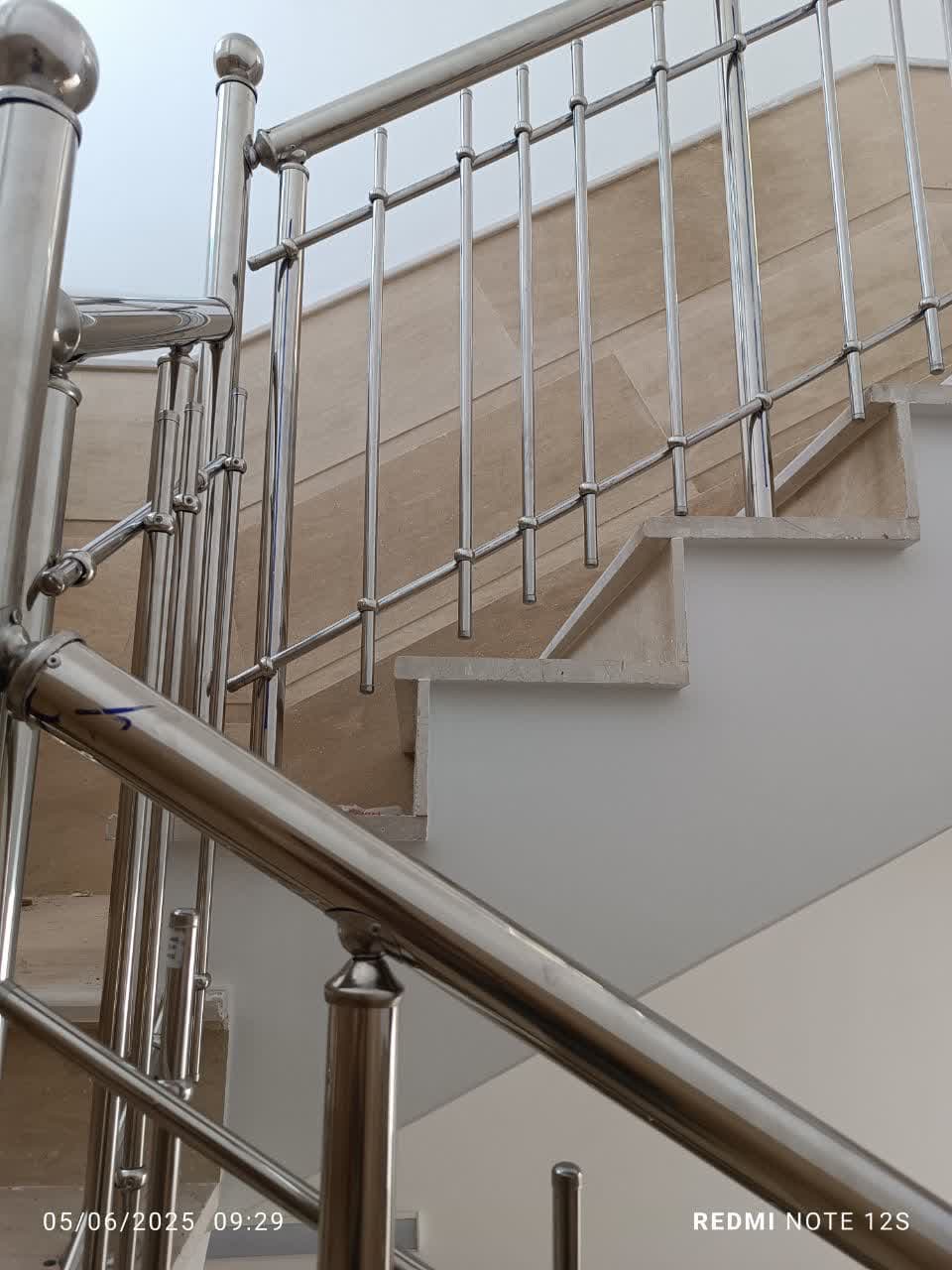 نصب و فروش یراق آلات نرده استیل شرق حیدری در اصفهان