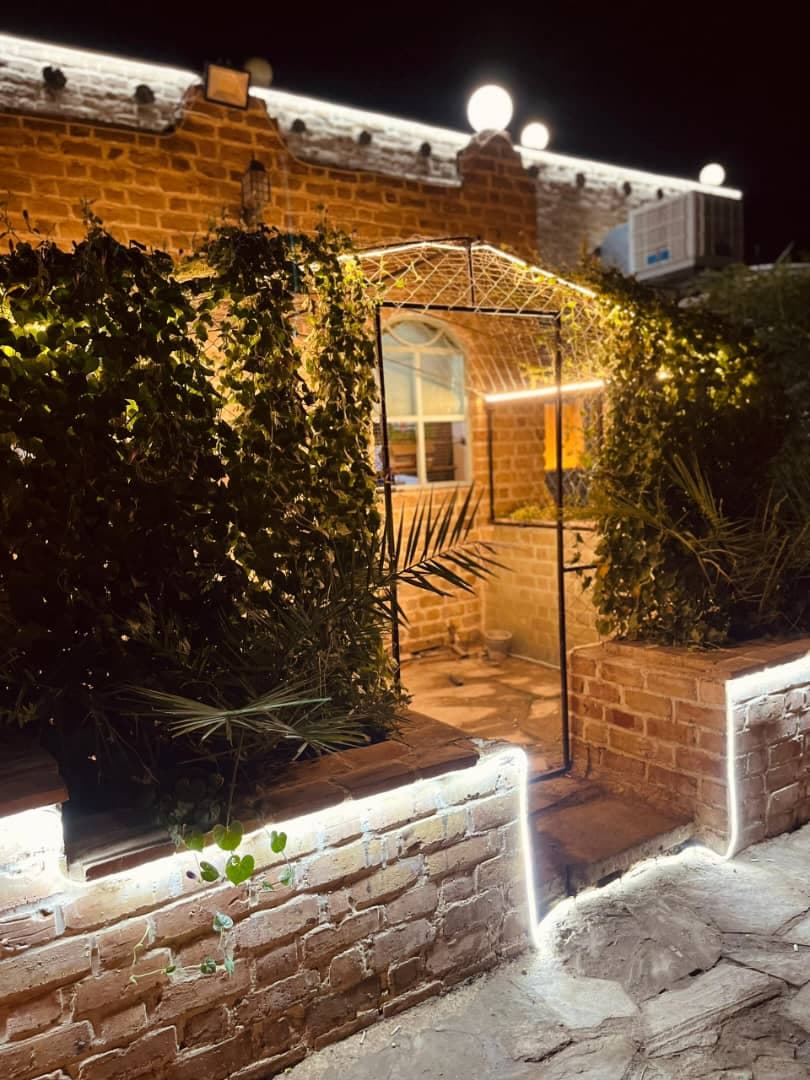 کافه رستوران دهکده نایب در ساوه