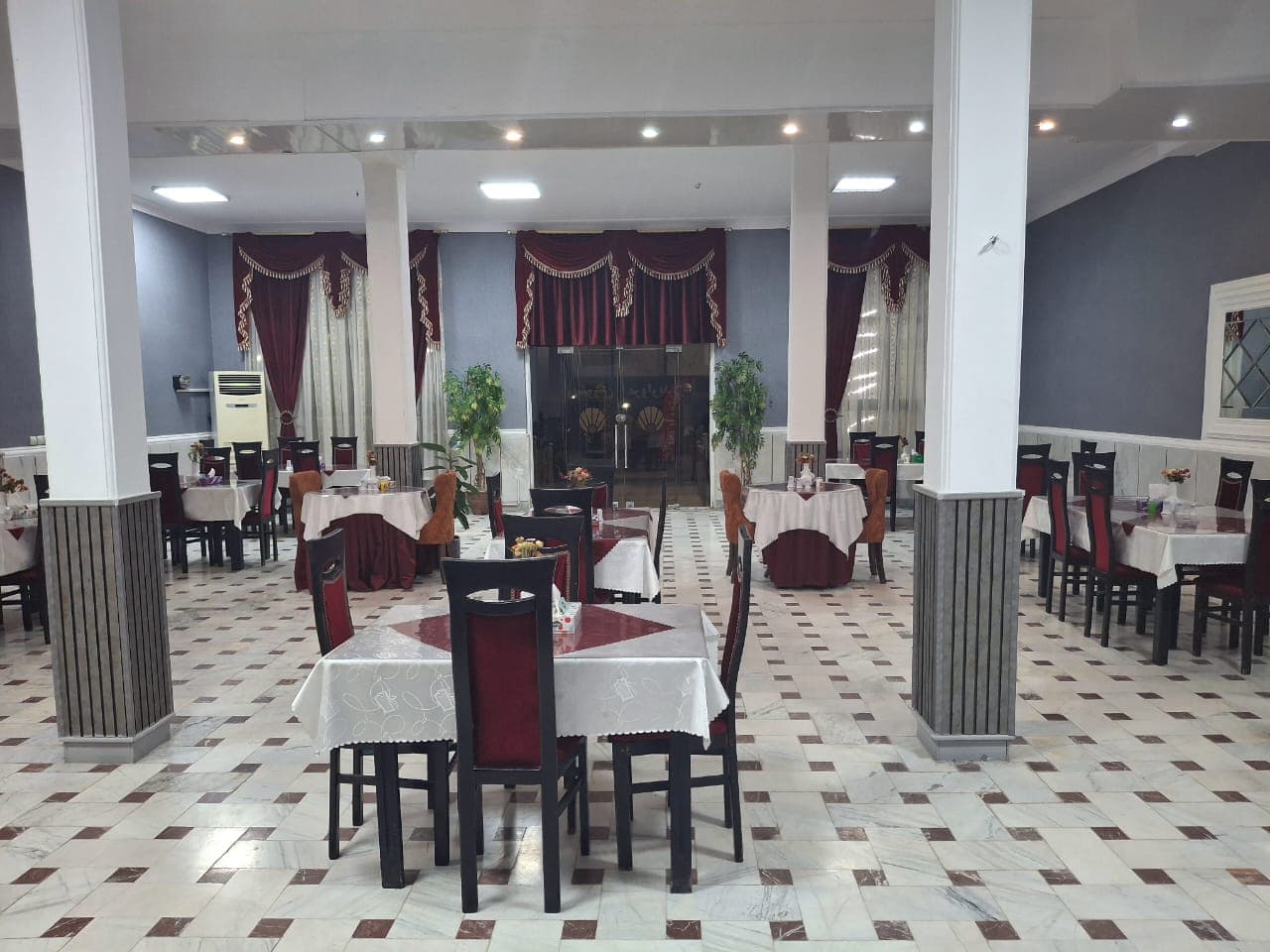 رستوران هتل مروارید در سربندر