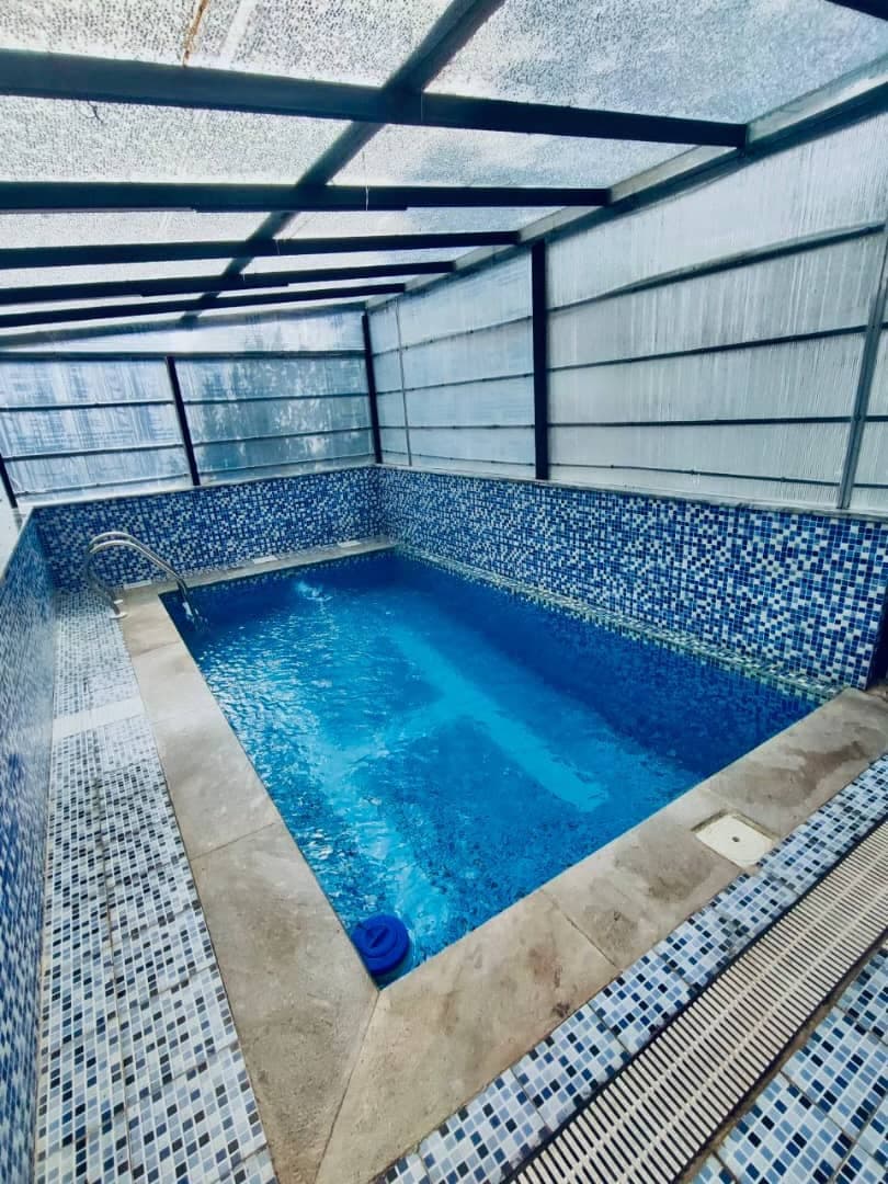 اجاره ویلا با استخر سرپوشیده آبگرم نگین در باغ بهادران