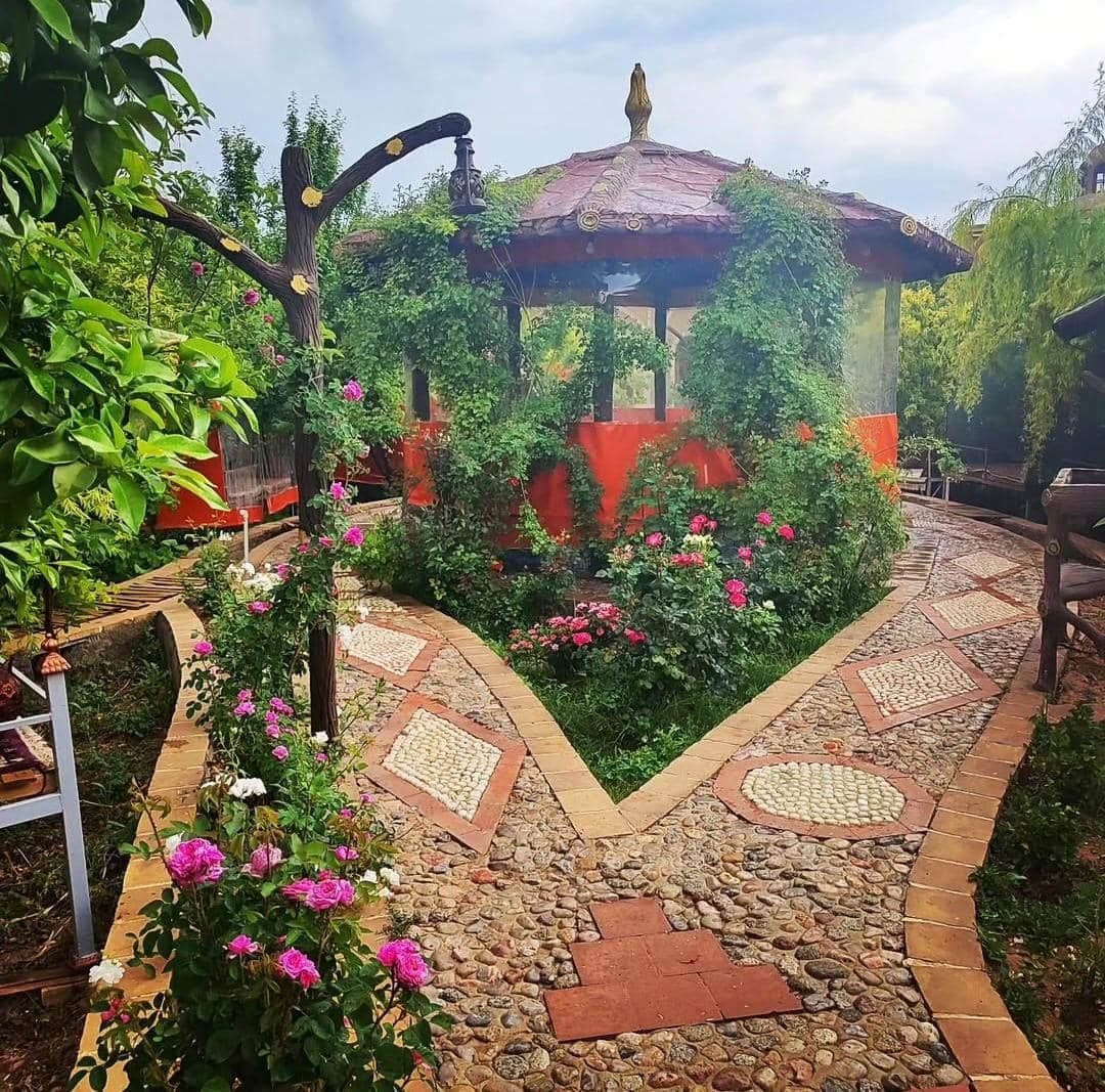 باغ رستوران خوشنگار در مهریز
