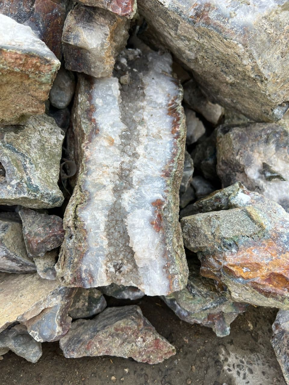 تولید و فروش سنگ های نیمه قیمتی ثنا در شیراز