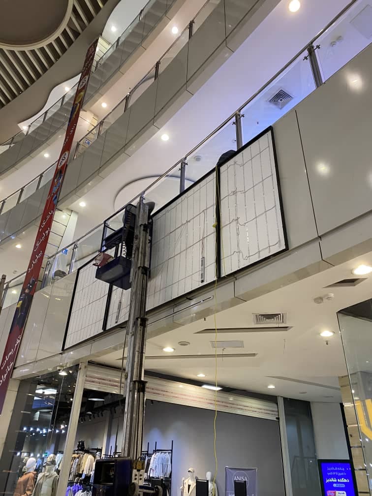 اجرای تابلو تبلیغاتی هما در بلوار پیروزی مشهد