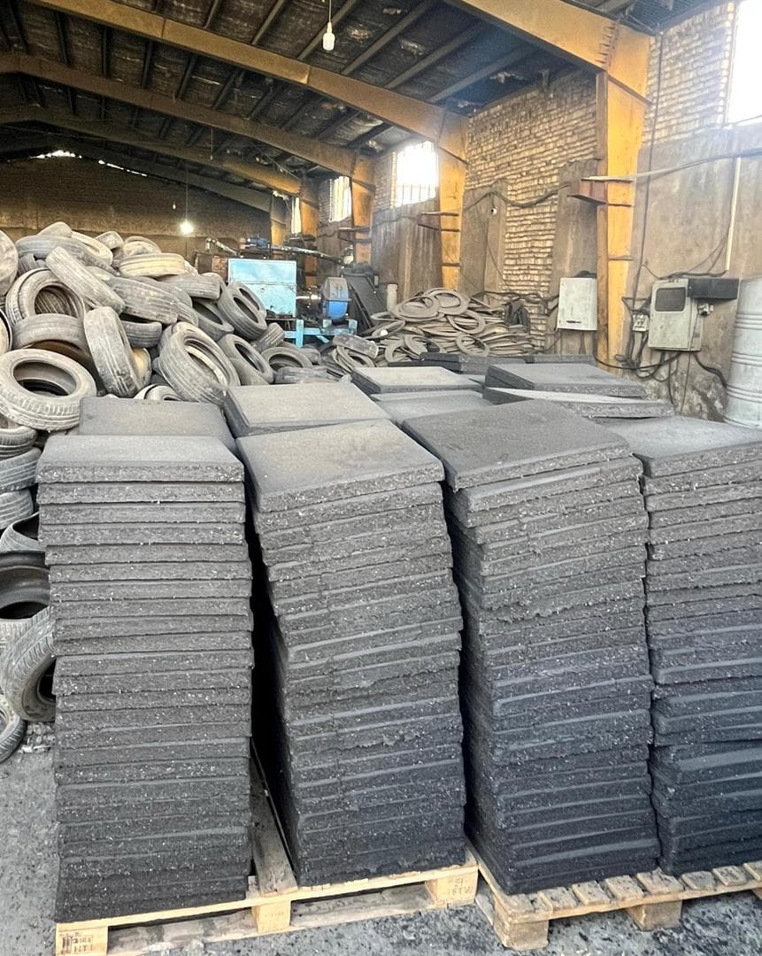 تولید و پخش کفی و پایه پرچم گرانولی نوین آفرینان آرامیس در تهران