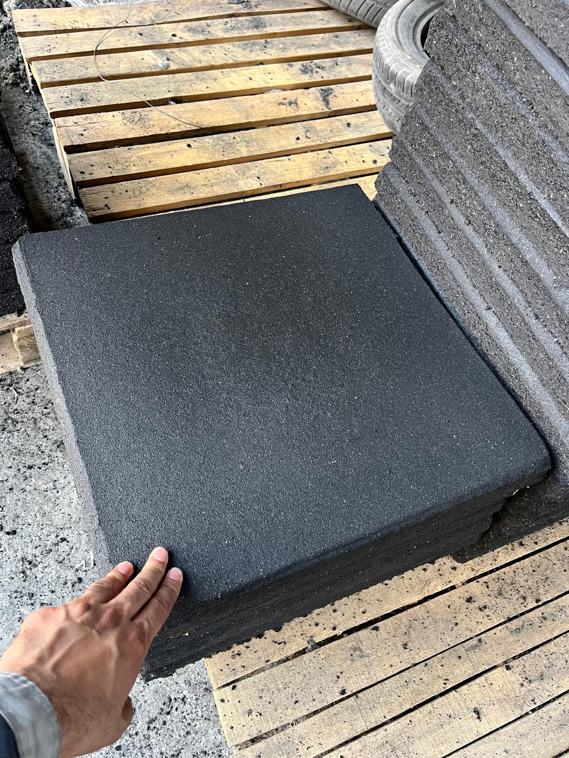 تولید و پخش کفی و پایه پرچم گرانولی نوین آفرینان آرامیس در تهران