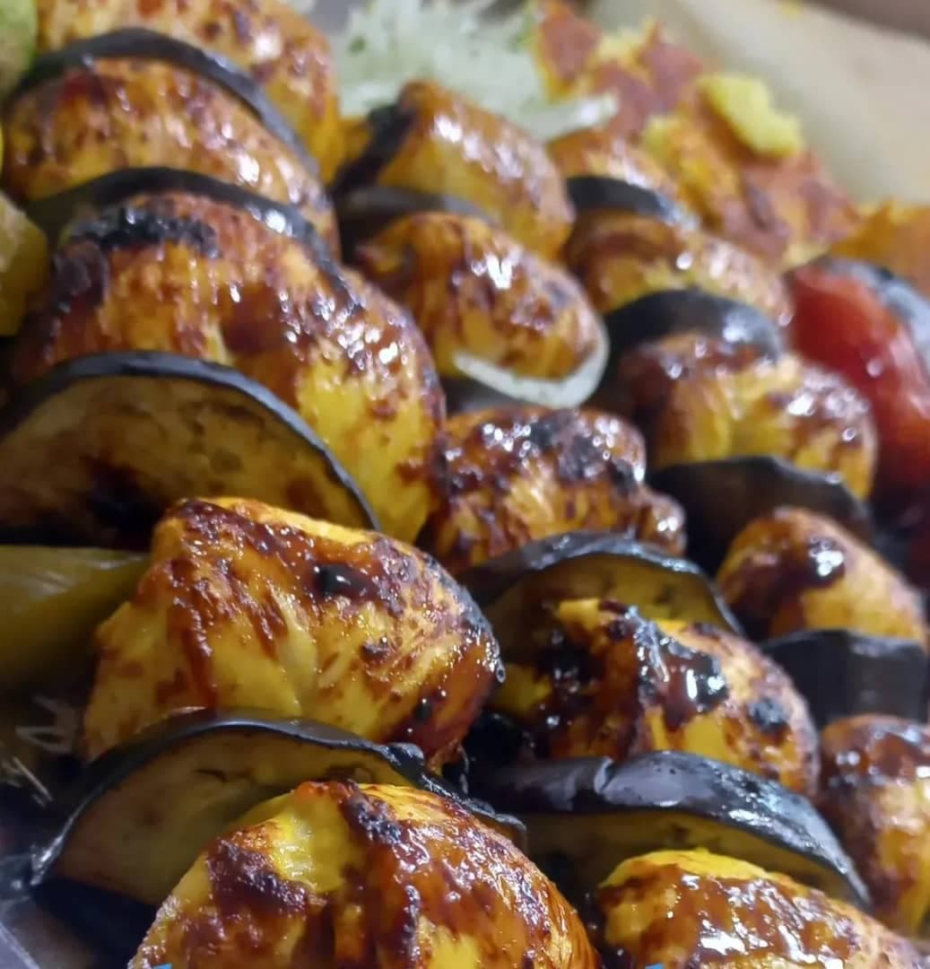 رستوران بیرون بر غذای مادر در میدان برازنده اصفهان