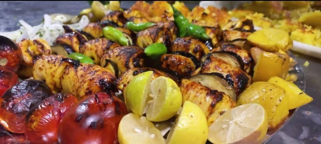 رستوران بیرون بر غذای مادر در میدان برازنده اصفهان