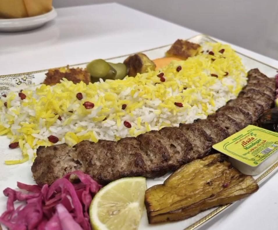 رستوران بیرون بر غذای مادر در میدان برازنده اصفهان