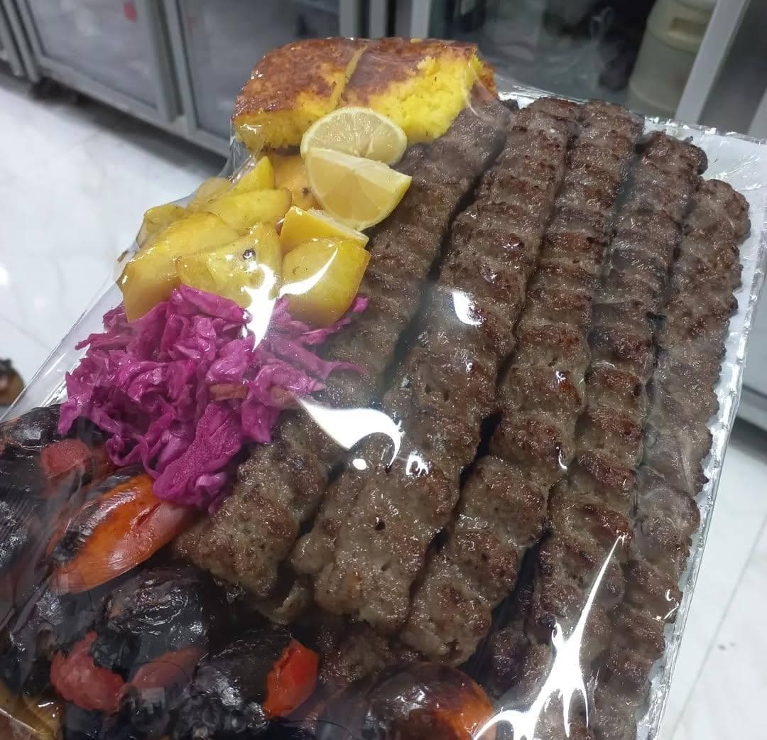 رستوران بیرون بر غذای مادر در میدان برازنده اصفهان