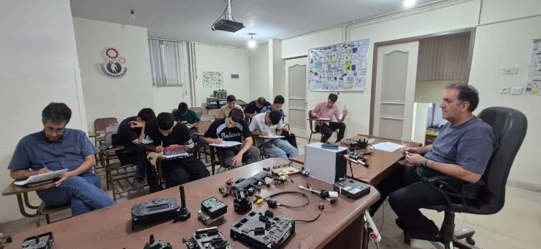 آموزش دستگاه دیاگ برق خودرو و مالتی پلکس آموزشگاه کارآوران صنعت اصفهان