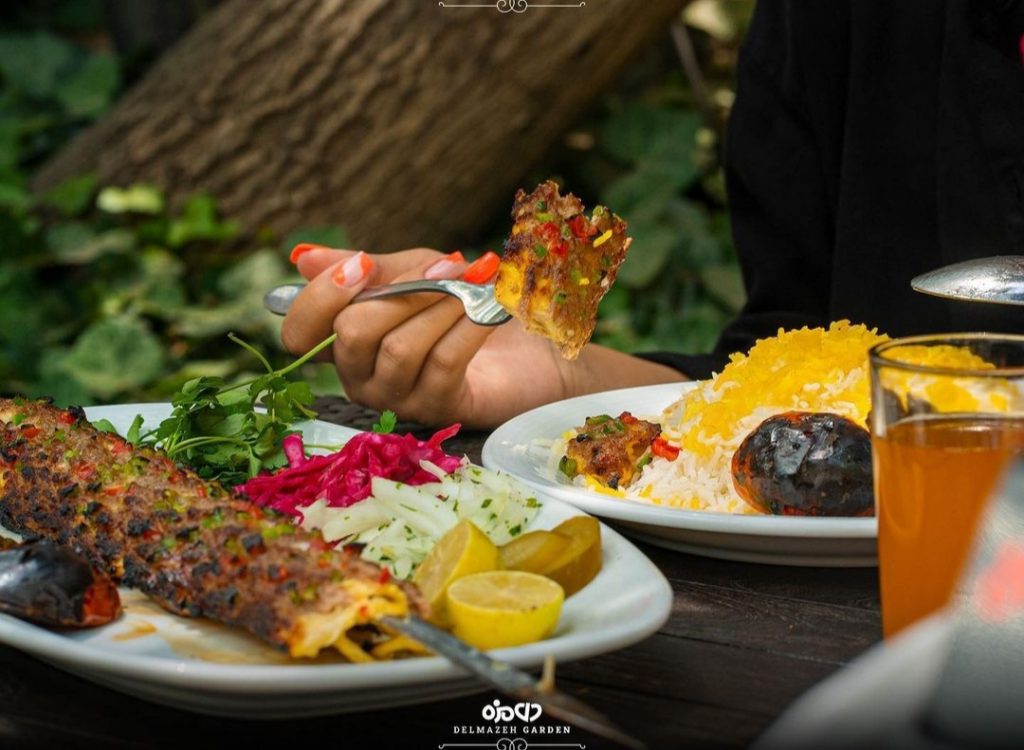 باغ رستوران دل مزه در همدان