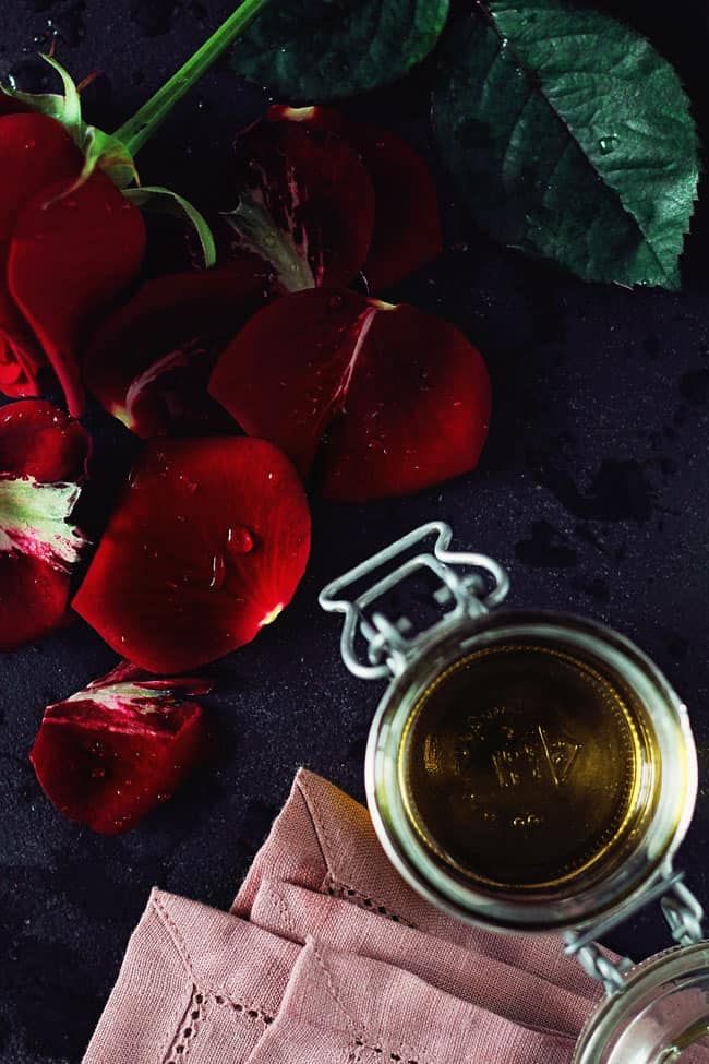 خواص روغن گل رز برای پوست
