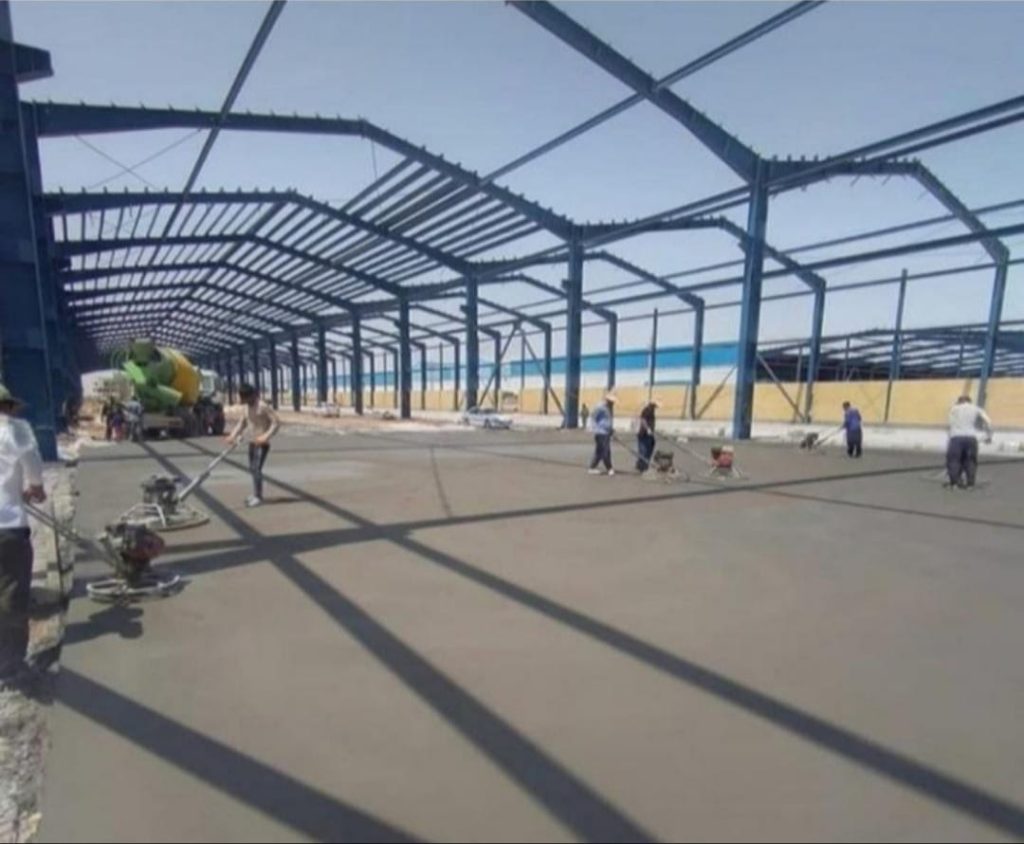 اجرای کف سازی بتنی با دستگاه ماله پروانه شرکت بتن گستران کامیاب در کرمانشاه