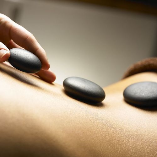 ماساژ سنگ داغ چیست؟ با فواید ماساژ سنگ داغ آشنا شوید ، ایران مشاغل سامانه برتر ثبت مشاغل کشور