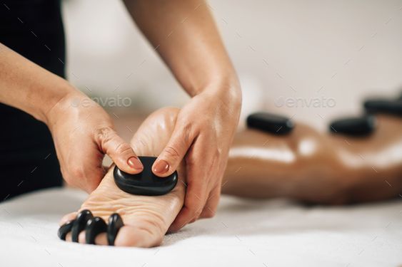 ماساژ سنگ داغ چیست؟ با فواید ماساژ سنگ داغ آشنا شوید ، ایران مشاغل سامانه برتر ثبت مشاغل کشور