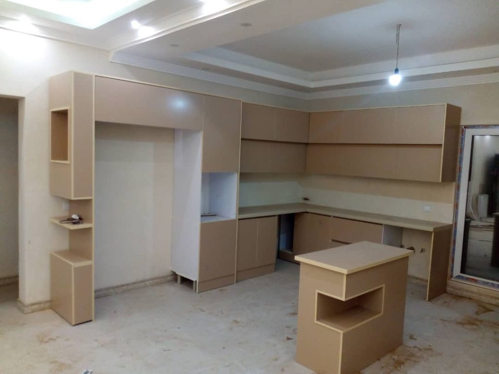 ساخت و اجرای کمد دیواری باکسی و ریلی دکوراسیون کاج در تهران